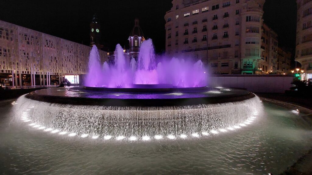 foto de la fuente ornamental plaza del ayuntamiento de valencia