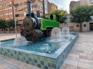 Vista general de la fuente ornamental de Onda alrededor de la locomotora La Panderola