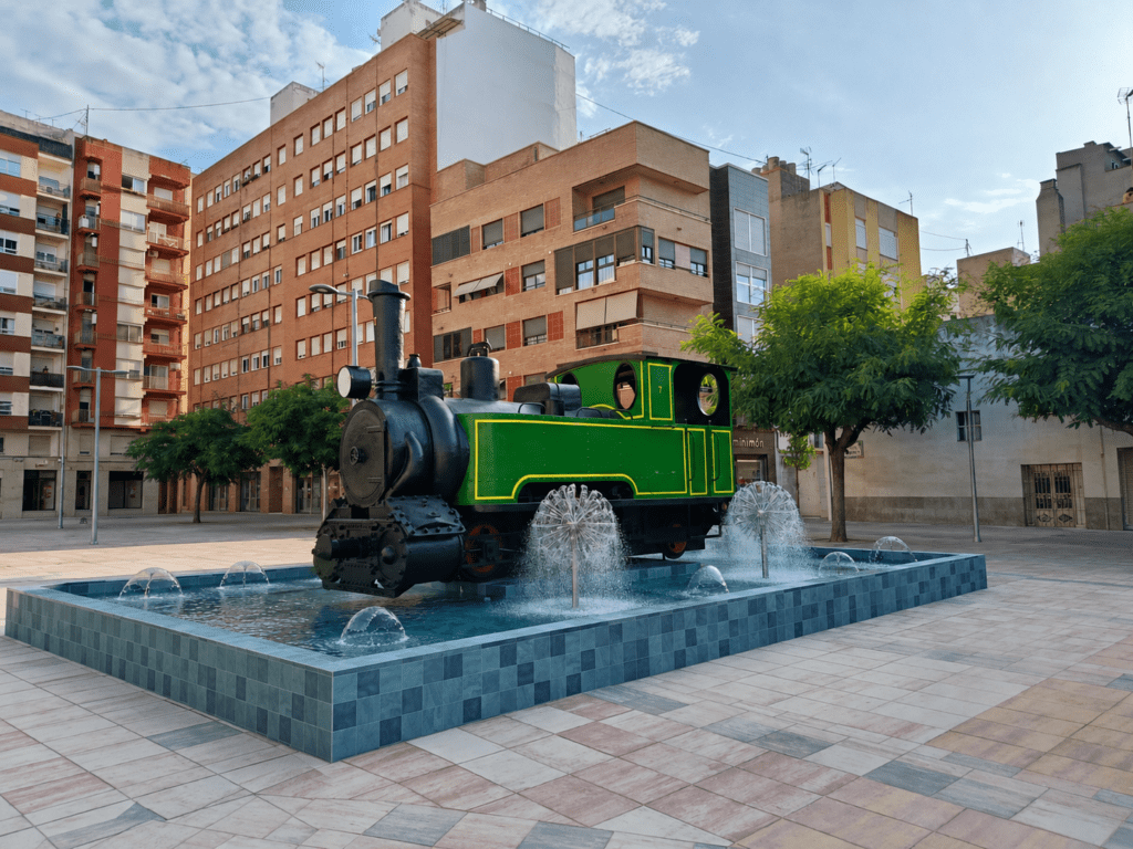 Fuente ornamental de Plaza España de Onda con La Panderola y efectos de agua en funcionamiento